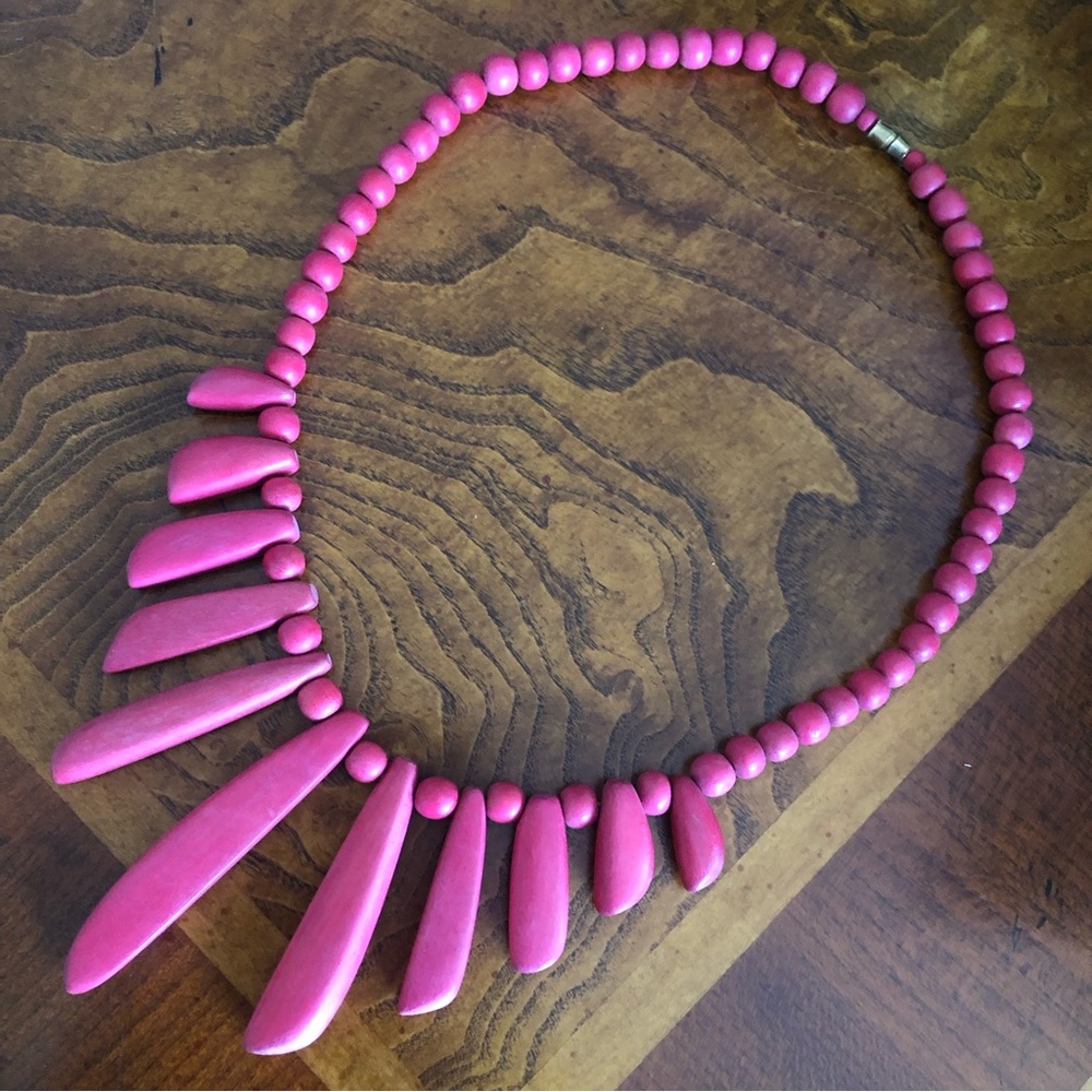 Vintage deep fuchsia wood bead necklace - Picture 9 of 9